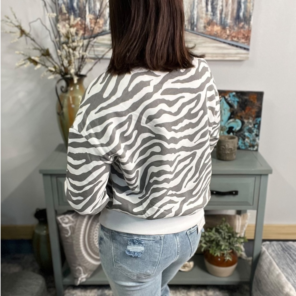 Zebra Sweatshirt White Gray Round Neck Banded Bottom Long Sleeve Animal Pullover - Picture 8 of 8